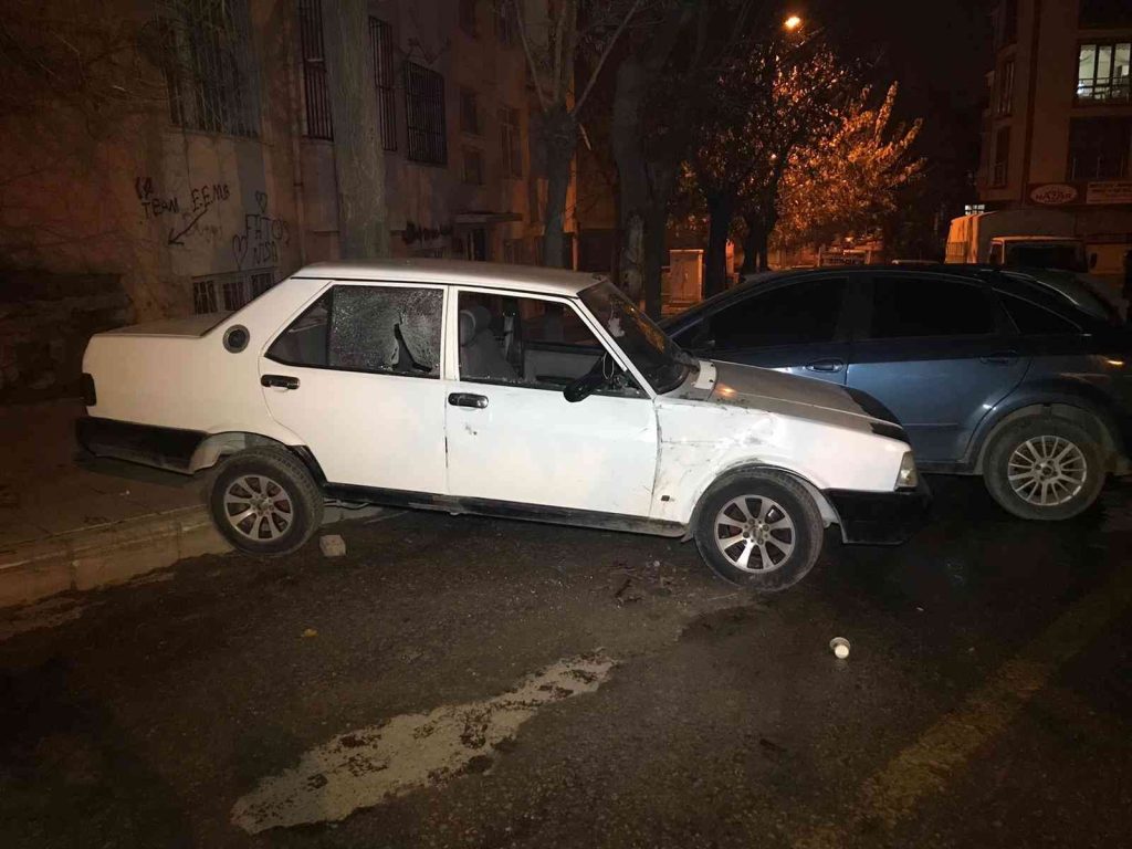 Freni boşalan tır 2 araca çarparak durabildi