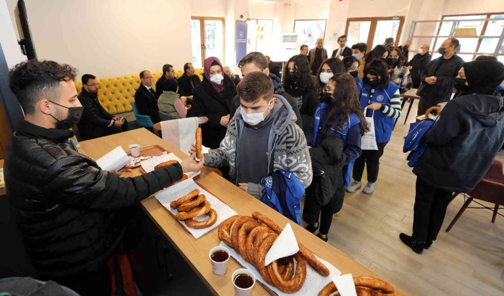 GAÜN öğrencilerine ücretsiz çay simit