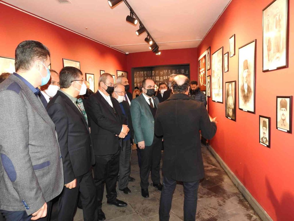 GAZİANTEP – “Gaziantep Savunması Kahramanları Karakalem Resim Sergisi” açıldı