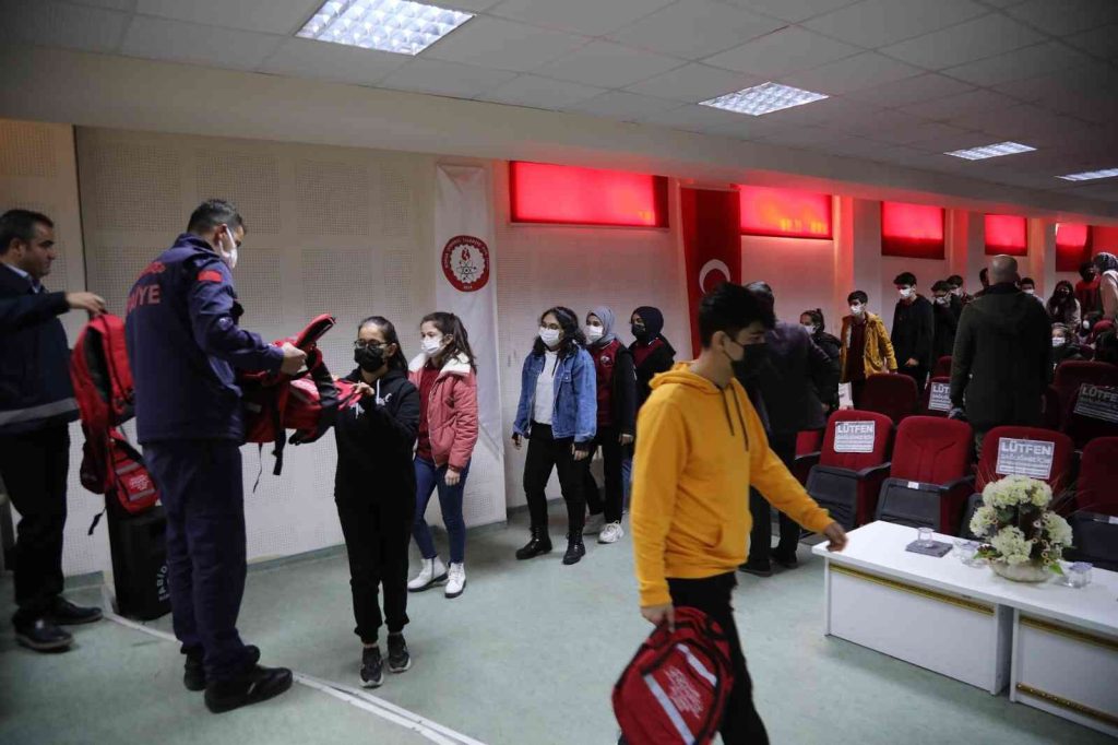 Gaziantep’te acil durum çantası dağıtılıyor
