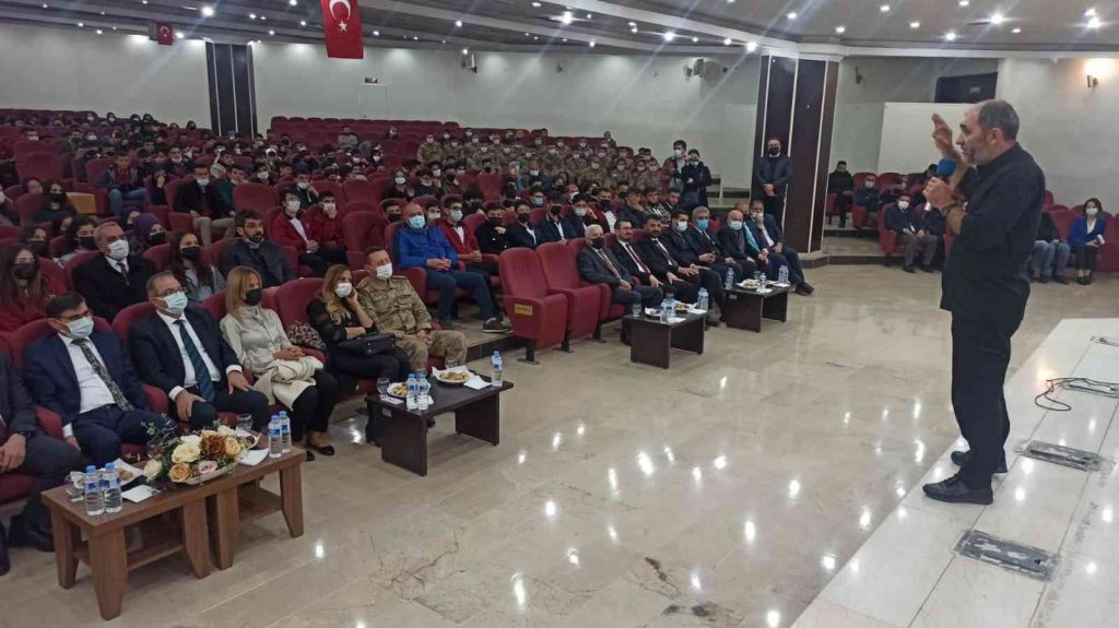 “Gençlik, Şuur, Özgüven ve İletişim” konferansı