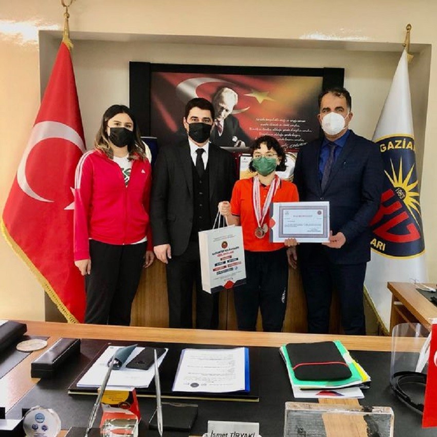 GKV’li İdil Erkan’ın yüzme başarısı