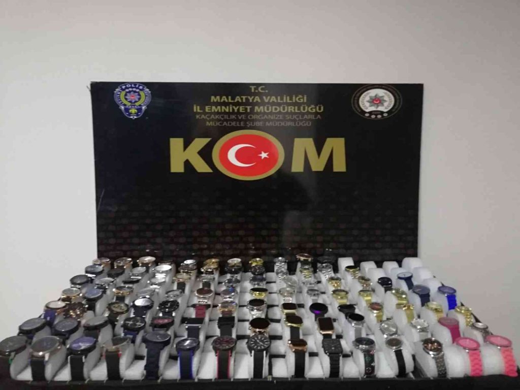 Gümrük kaçağı kol saatleri ile yakalanan şahıs sınır dışı edildi