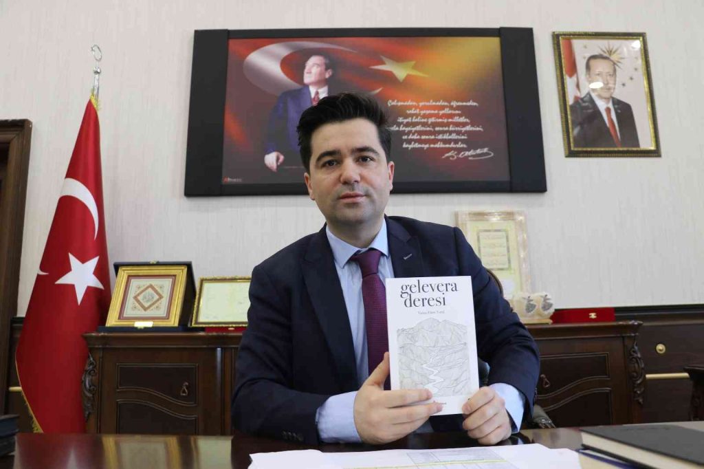 Gündüz kaymakam, gece  yazar