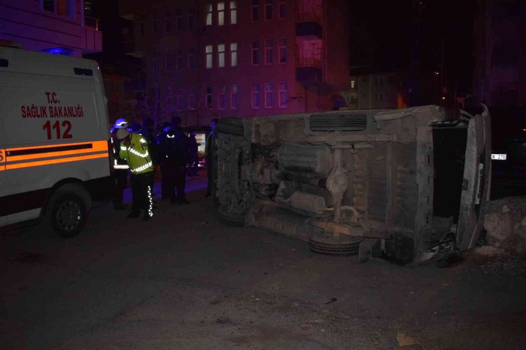 Hafif ticari araçla çarpışan minibüs devrildi: 5 yaralı