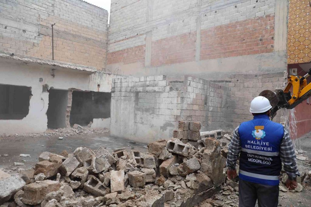 Haliliye’de metruk yapılar tek tek yıkılıyor
