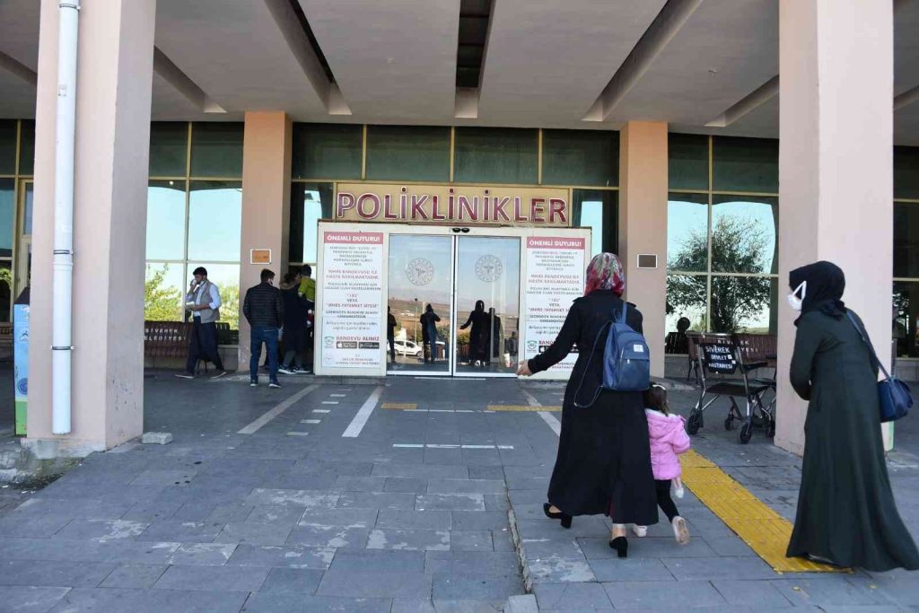 Hastanede karşılaşan husumetli ailler birbirine girdi: 2’si ağır 3 yaralı