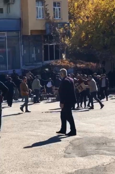 Hazro’da taşlı, sopalı ve bıçaklı kavga: 1’i ağır 8 yaralı