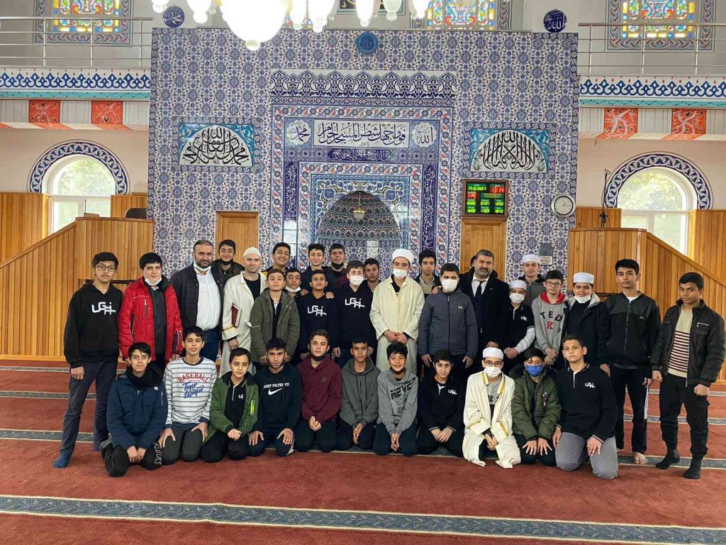 İmam Hatip Lisesi öğrencileri camide cemaatle buluştu