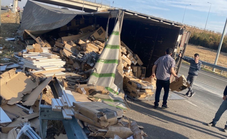 Irak’a mobilya taşıyan tır Şanlıurfa’da devrildi