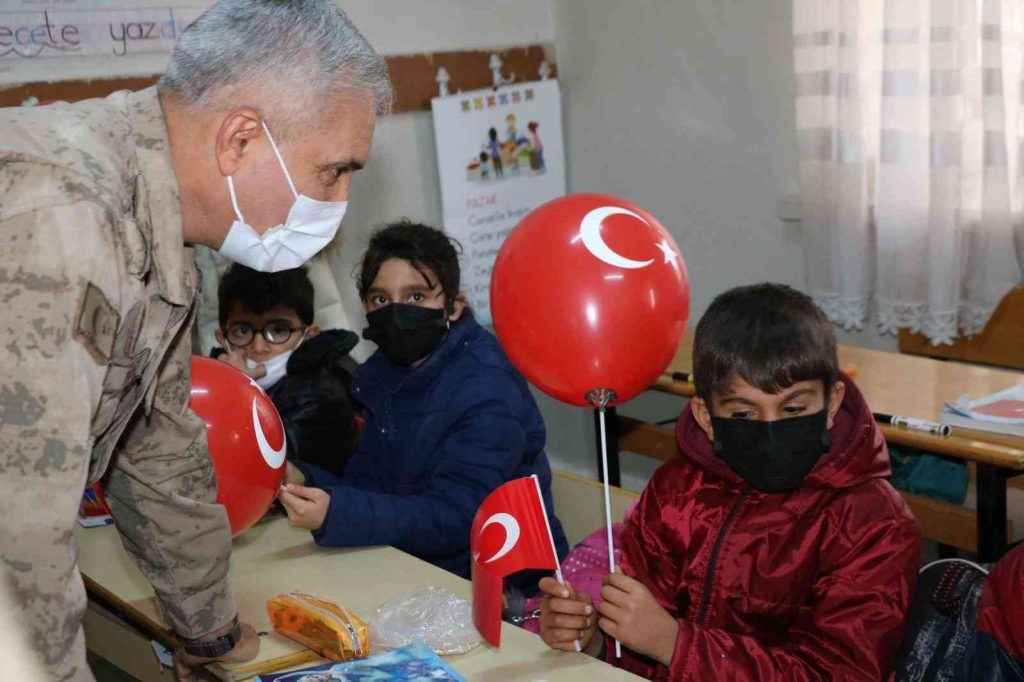 Jandarma ekipleri öğrencilerle bir araya geldi