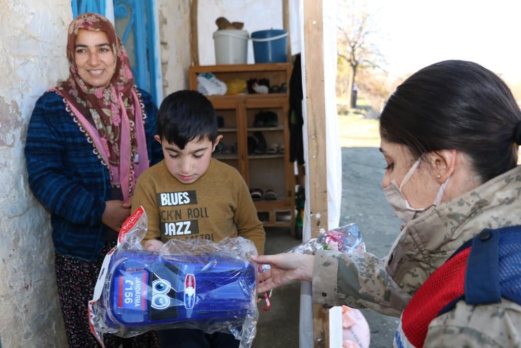 Jandarma ekipleri özel çocukları unutmadı