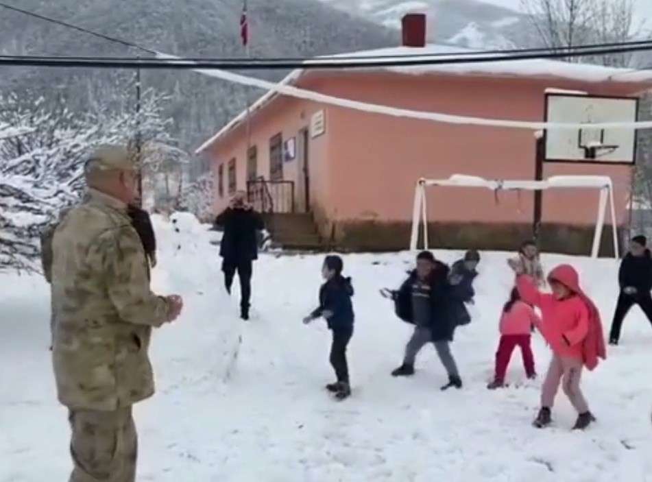 Jandarma, öğrencilerle kardan adam yapıp kartopu oynadı