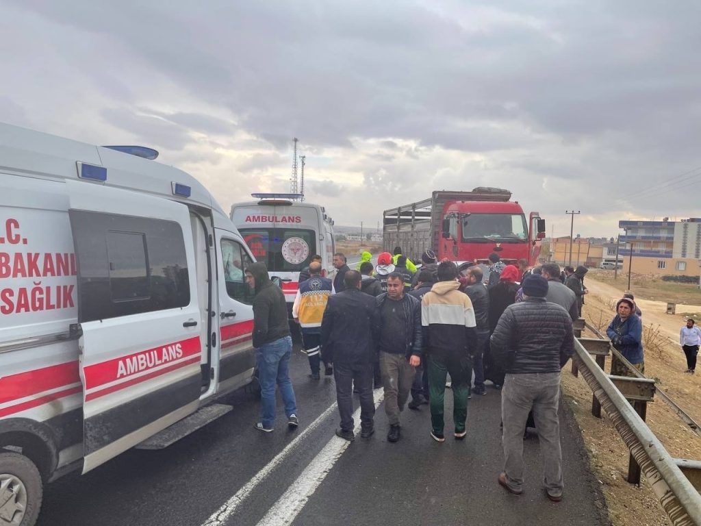 ŞANLIURFA – Kamyon ile otomobil çarpıştı: 6 yaralı
