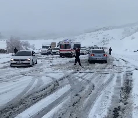 DİYARBAKIR – Kar yağışı etkisini gösterdi, onlarca araç yolda kaldı