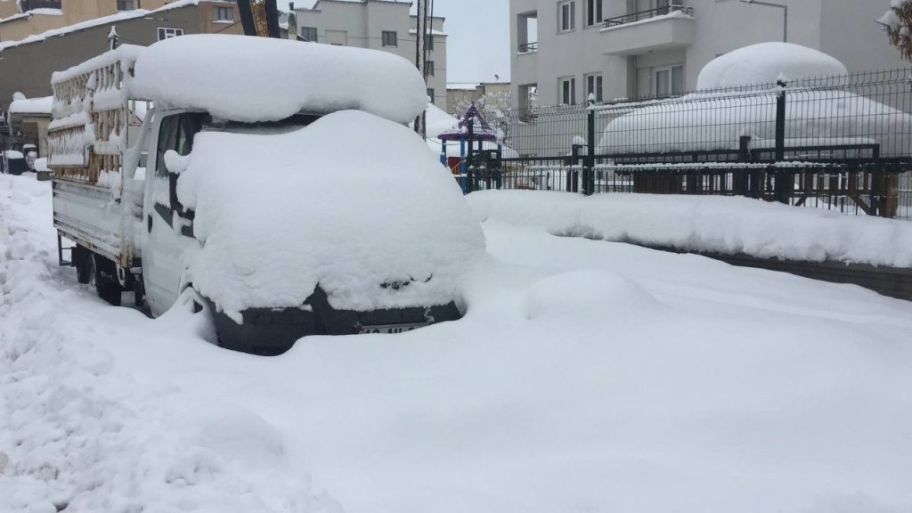 Karlıova’da araçlar kara gömüldü
