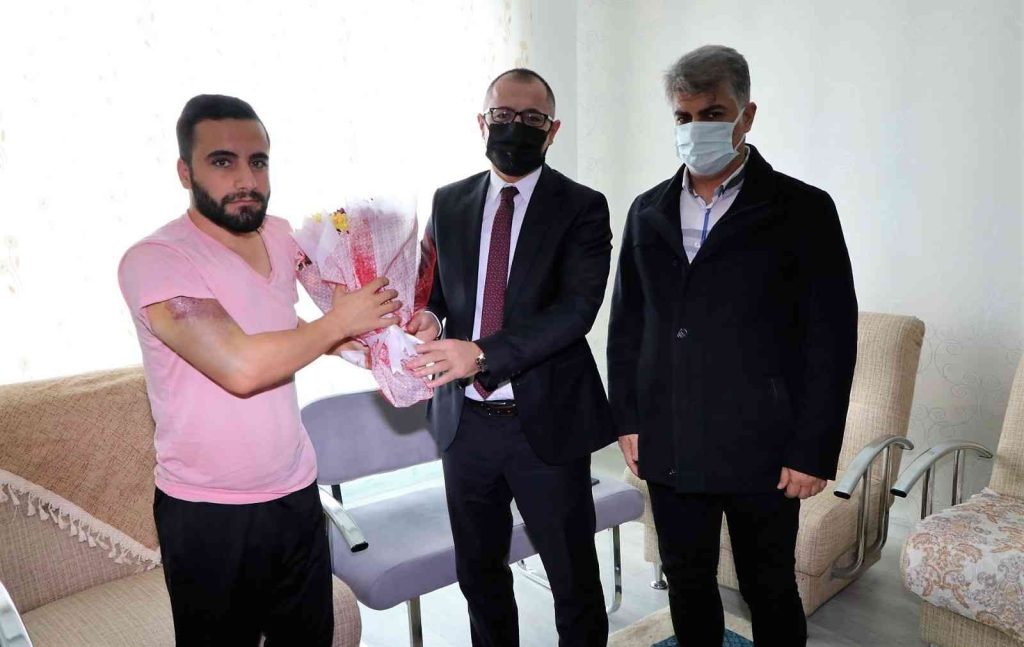 DİYARBAKIR – Kaymakam Koç’tan saldırıya uğrayan doktora ziyaret