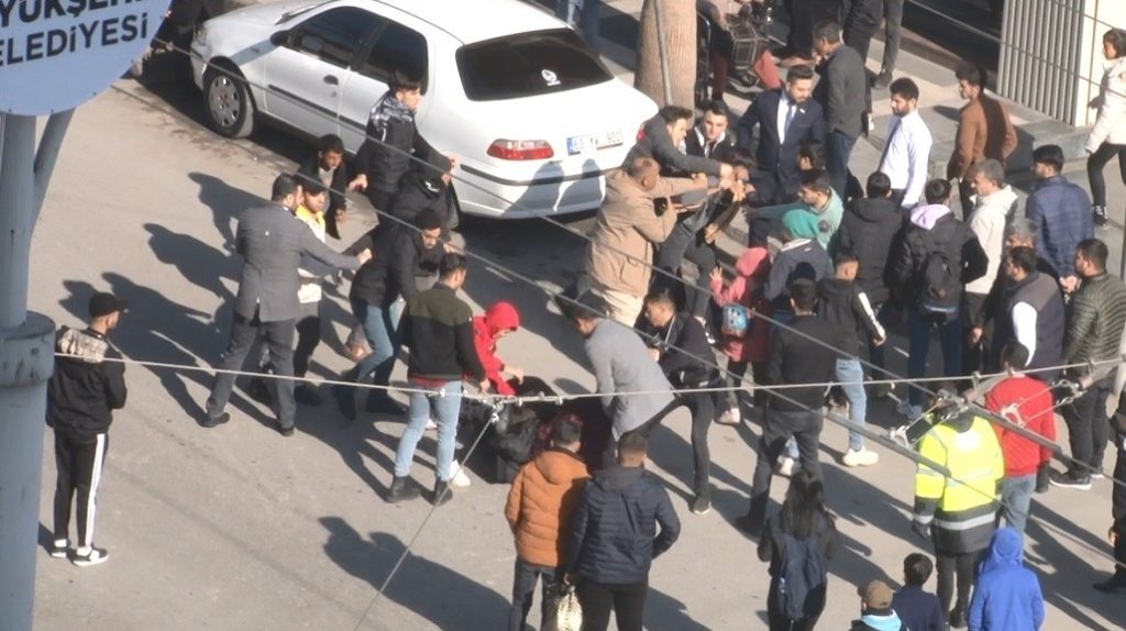 ŞANLIURFA – Kaza sonrası tekme ve yumruklar havada uçuştu