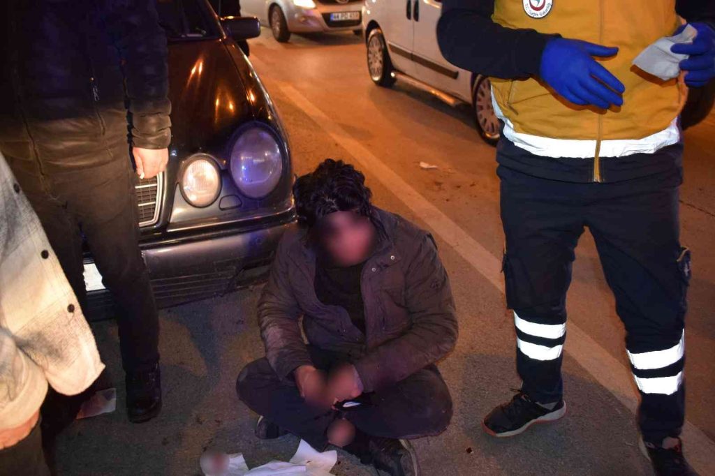 MALATYA – Kazada burnu kırılan motosikletli yolda bağdaş kurup ambulans bekledi