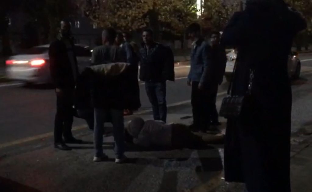 Kazada yaralanan kadının üzerini montlarıyla örttüler