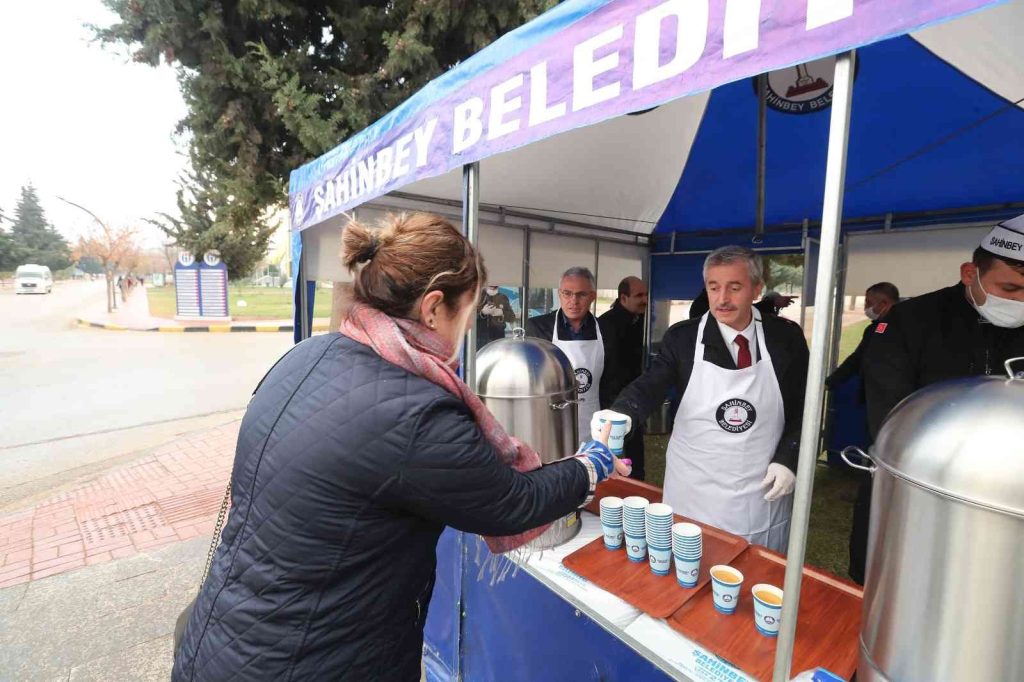 GAZİANTEP – Kendi elleriyle çorba yaptı, üniversite öğrencilerine ikram etti