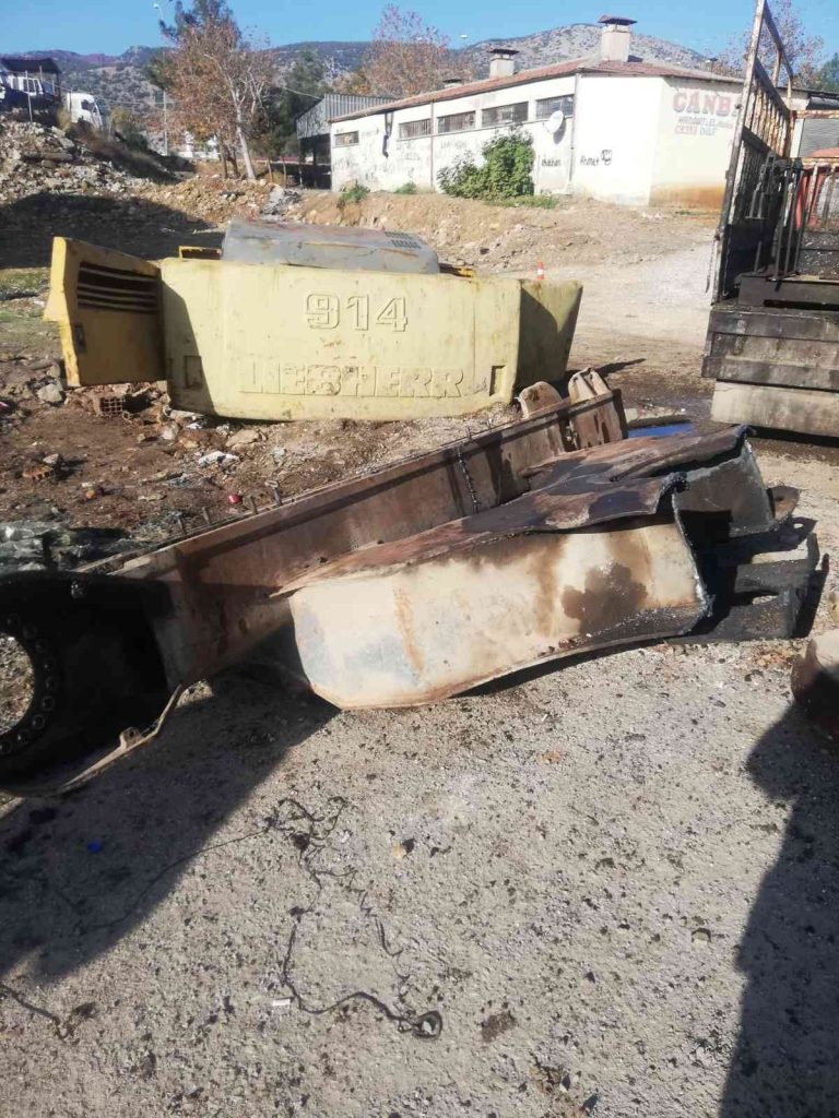 Kestiği 3 tonluk iş makinesi üzerine düşen hurdacı hayatını kaybetti