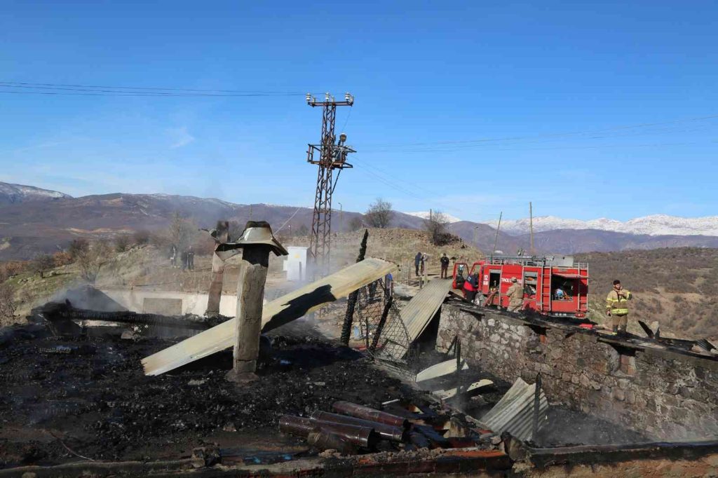 Köy evindeki yangında 1 kişi yanarak can verdi