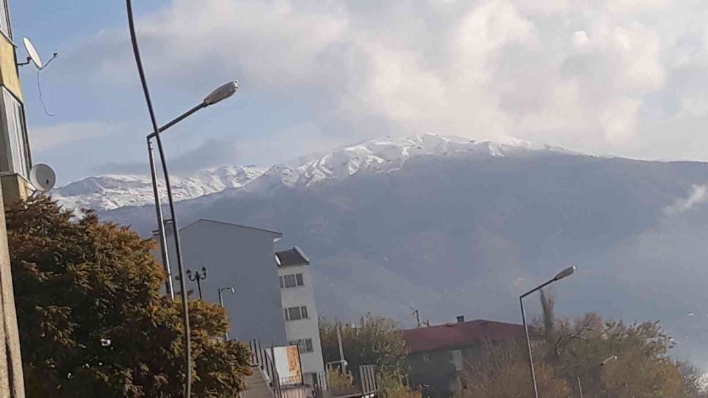 Kulp’un dağlarına mevsimin ilk karı yağdı