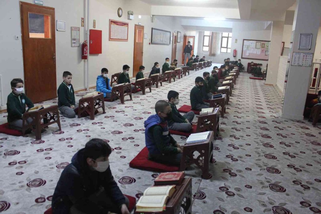 Kur’an bülbüllerinden Kur’an tilaveti