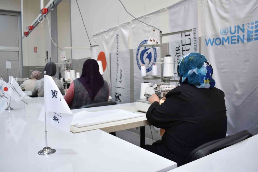 Kursu başarıyla tamamlayan sığınmacı kadınlar terzi oldu