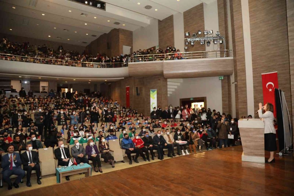 Kurtuluşun 100. yılında dereceye girenler ödüllerini aldı