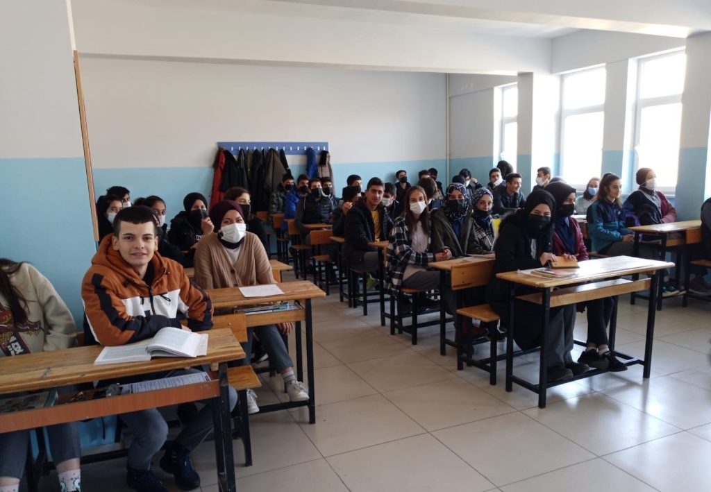 lise öğrencilerine Medya Okuryazarlığı semineri