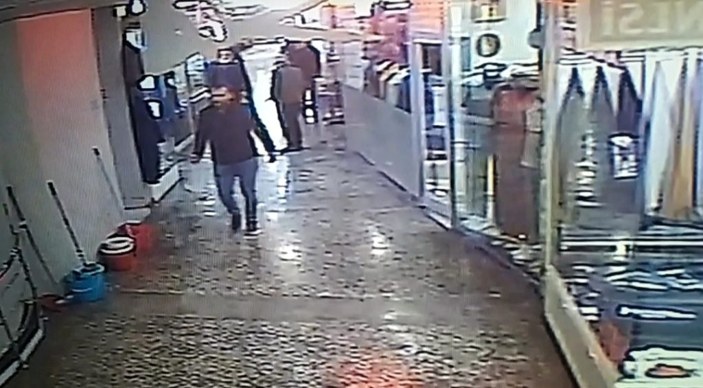 ’Lokantadan geldim’ diyerek hem tabakları hem de parayı alarak kayıplara karıştı