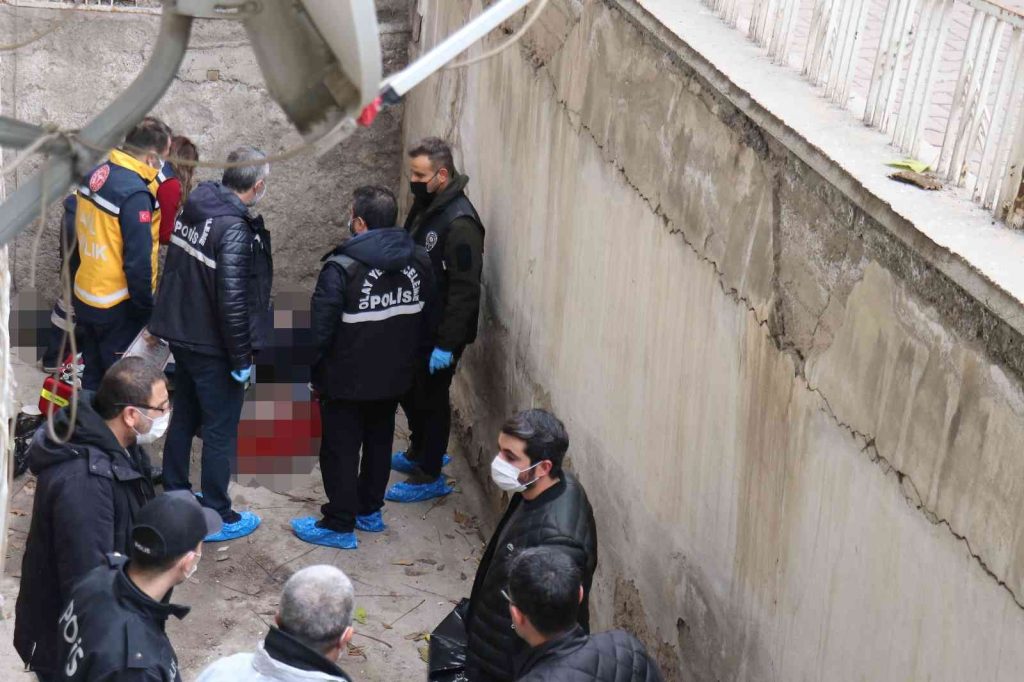 MALATYA –  Apartman Havalandırmasında Ceset Bulundu…