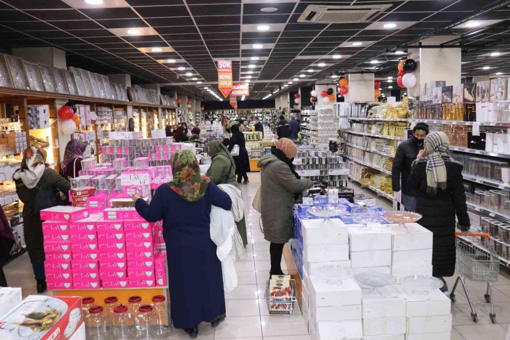Malatya’da mağaza açılışında indirim izdihama neden oldu