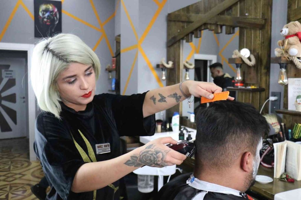 MALATYA – Malatya’nın tek kadın erkek kuaförü