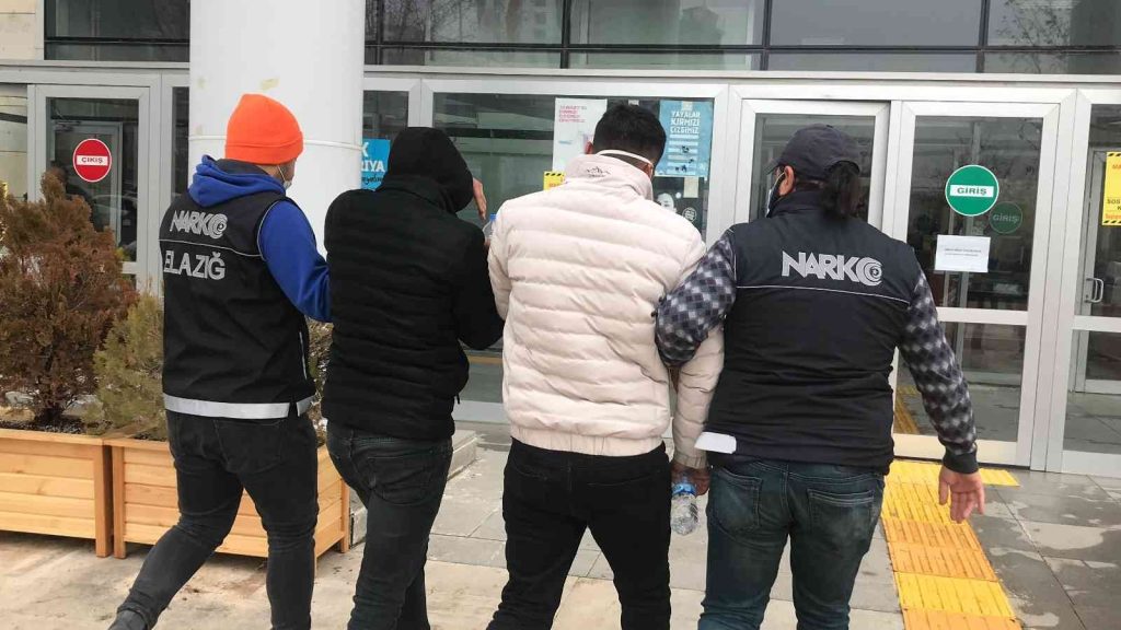 Narkotik köpeği ‘Alex’ uyuşturucuya geçit vermedi: 2 gözaltı