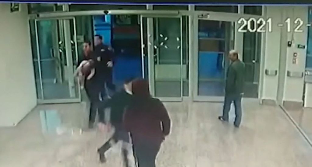 GAZİANTEP – Nefessiz kalan bebeğin yardımına itfaiye koştu