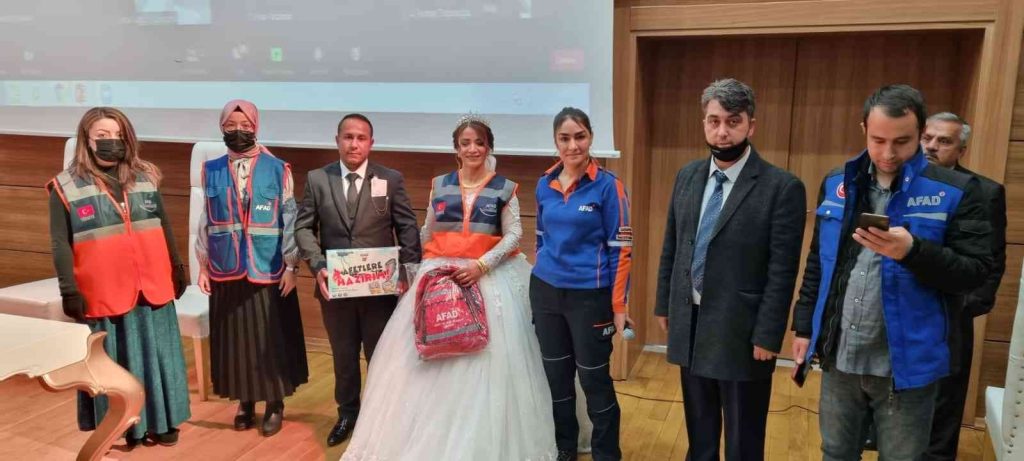 Nikah törenine online katıldılar