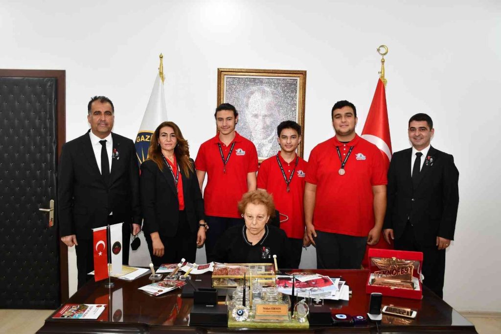 Nüket Ersoy’a öğrencilerden anlamlı ziyaret