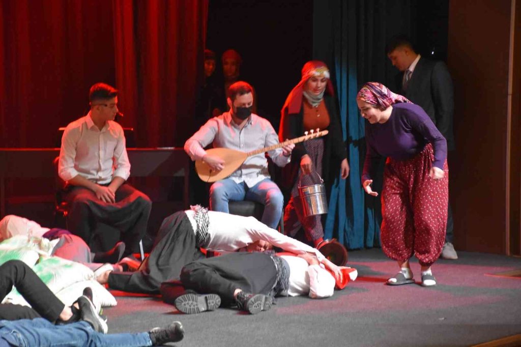 Öğrenciler hem yarıştı hem de kahramanları anlattı