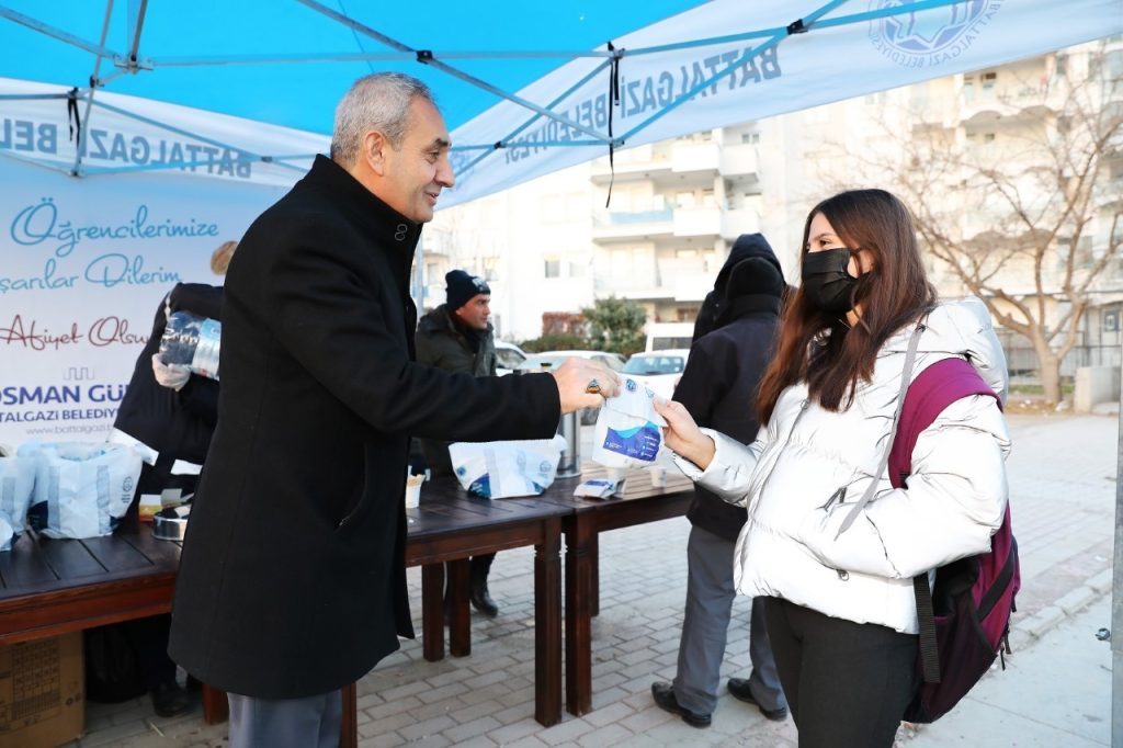 Öğrencilere sınav öncesi kahvaltı ikramı