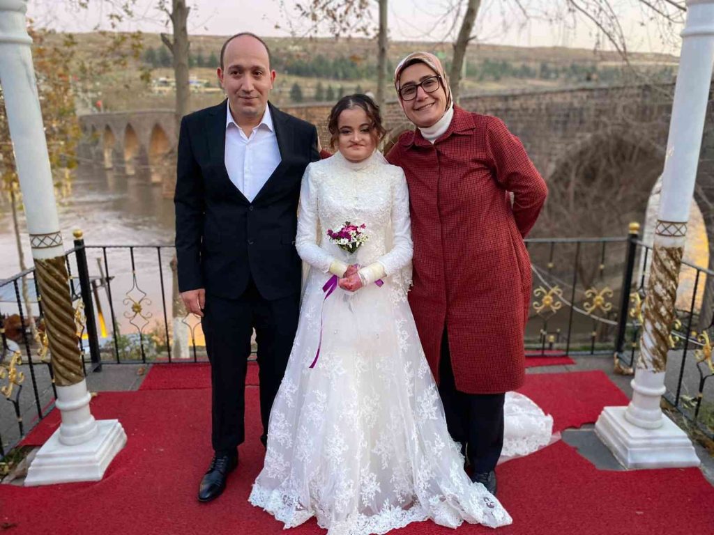 Ölümü göze alıp kaçarak evlendi, çocuğu olduktan sonra gelinlik giyip halay çekti