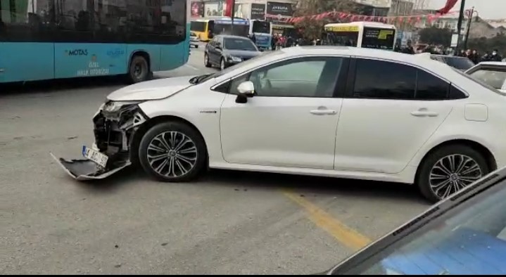 Otomobil ile motosiklet çarpıştı: 1 yaralı