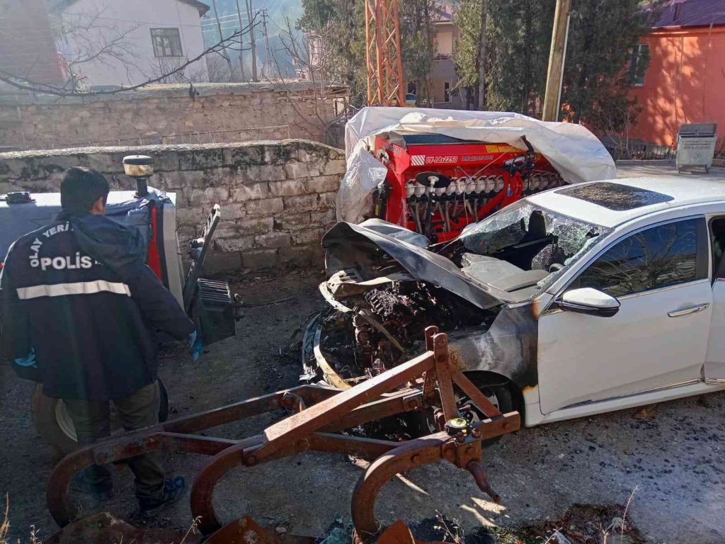 Park halinde alev alan otomobil kullanılamaz hale geldi