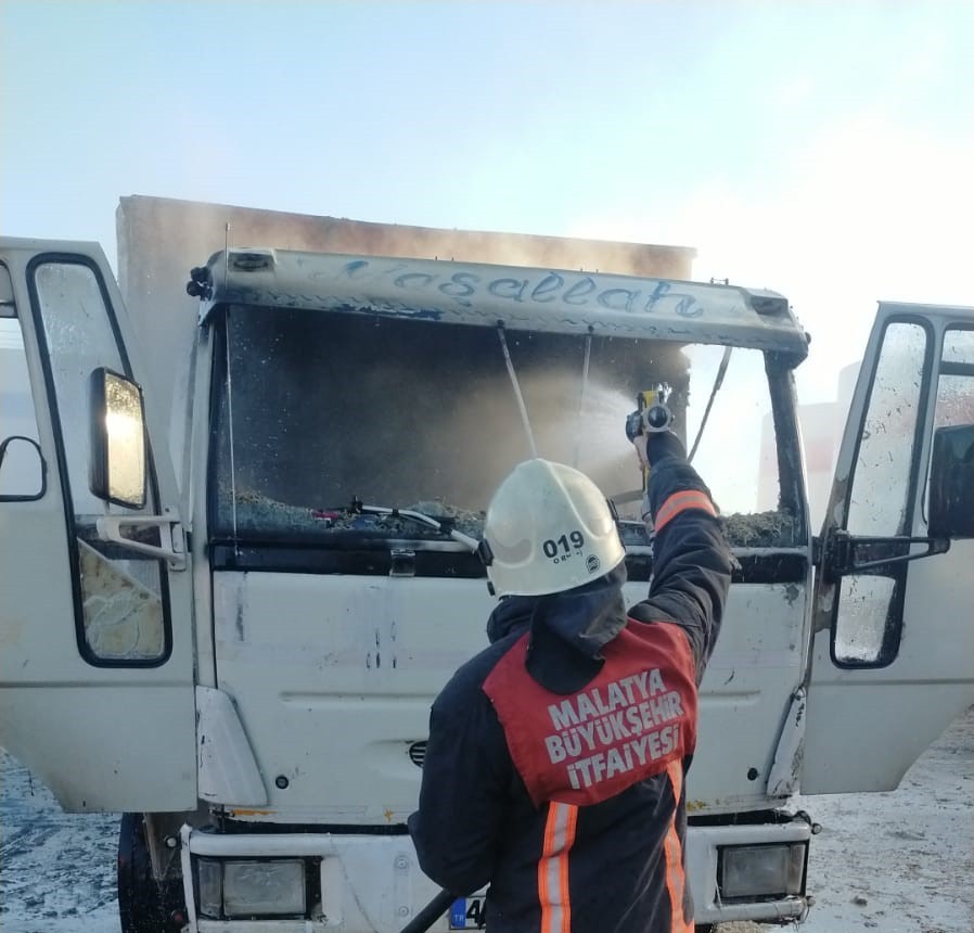 Park halindeki kamyon alev alev yandı