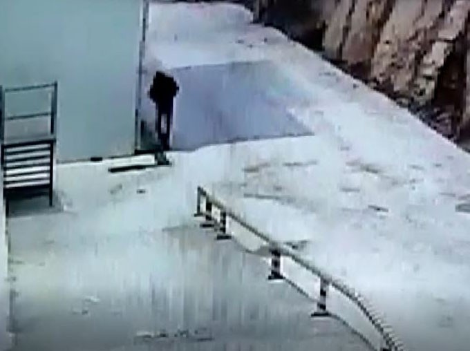 Patlamadan saçılan taş güvenlik görevlisinin kafasına mermi gibi saplandı