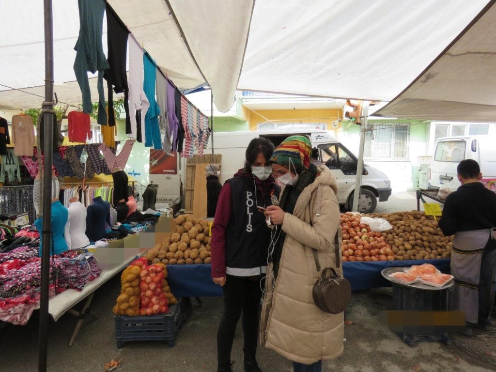 Pazarda kadınlara KADES bilgilendirmesi