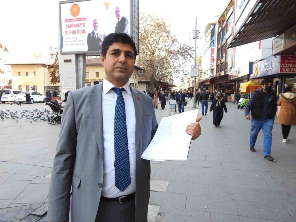 Pitbull cinsi köpeklerinin yasaklanması için sokak sokak gezerek imza topluyor