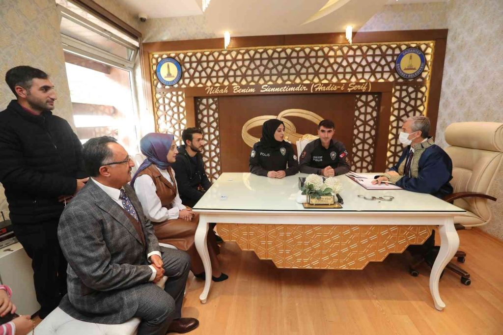 Polis çifte kelepçeli nikah